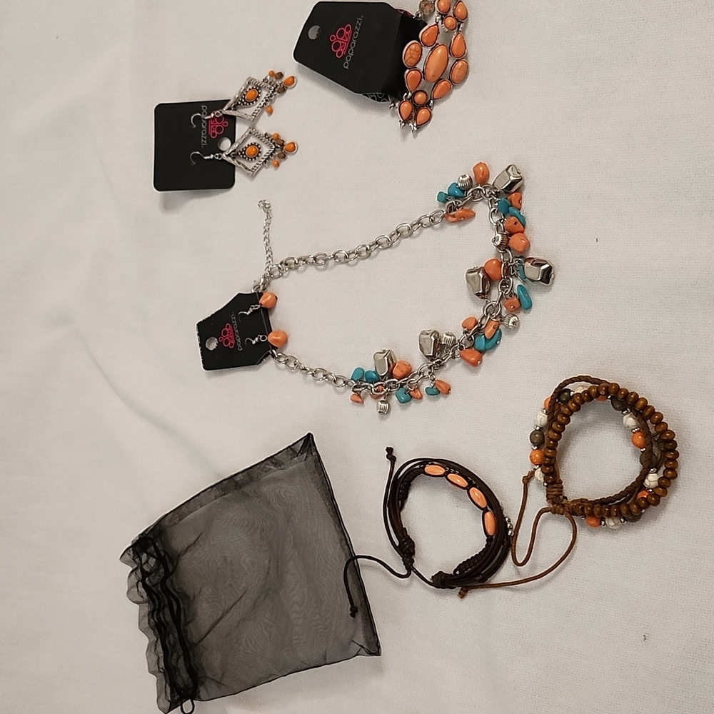 NWT/NWOT  Paparazzi Necklace, Earrings and Bracelet Set